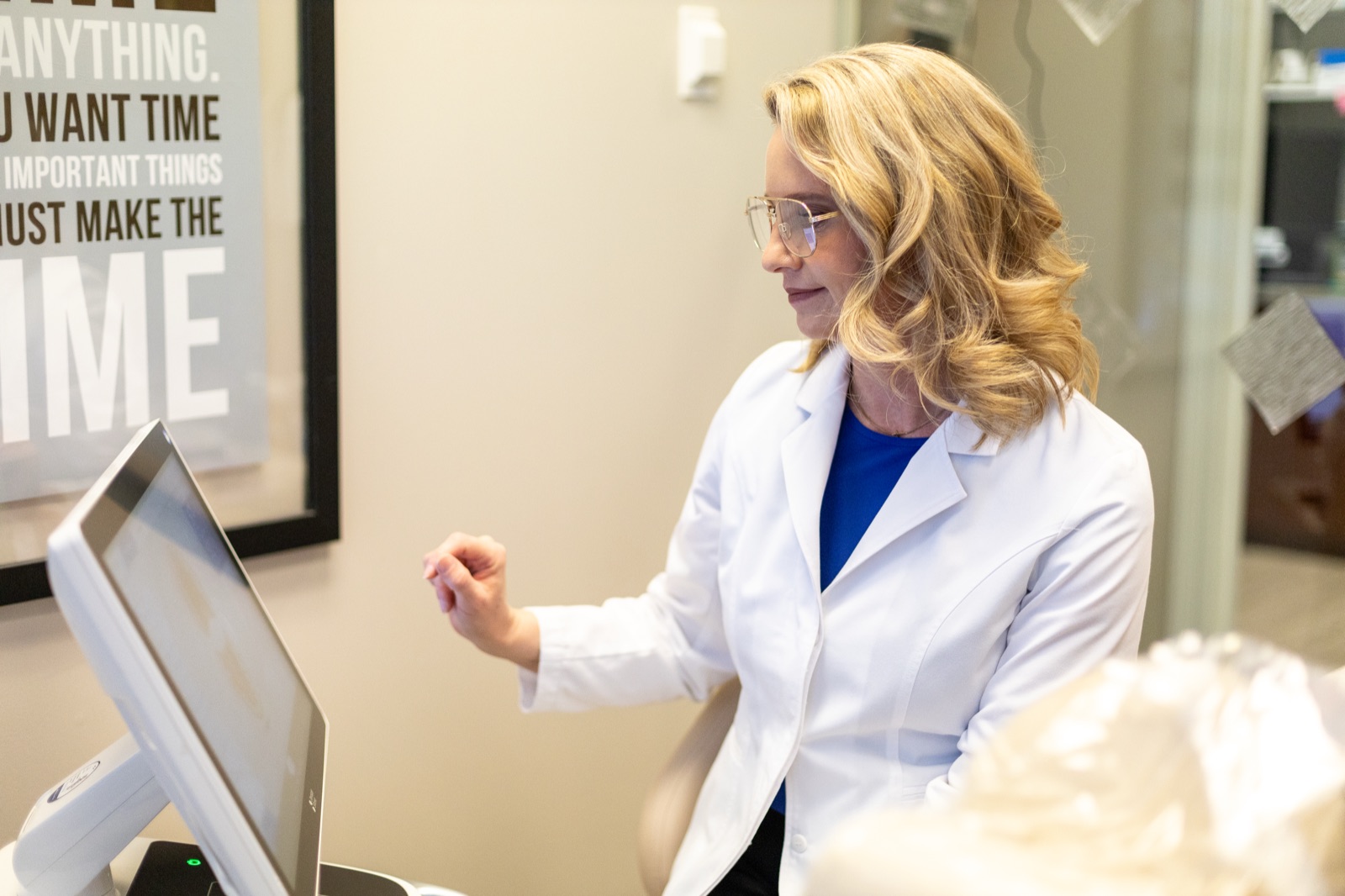 Dr. House reviewing a 3D scan in the operatory