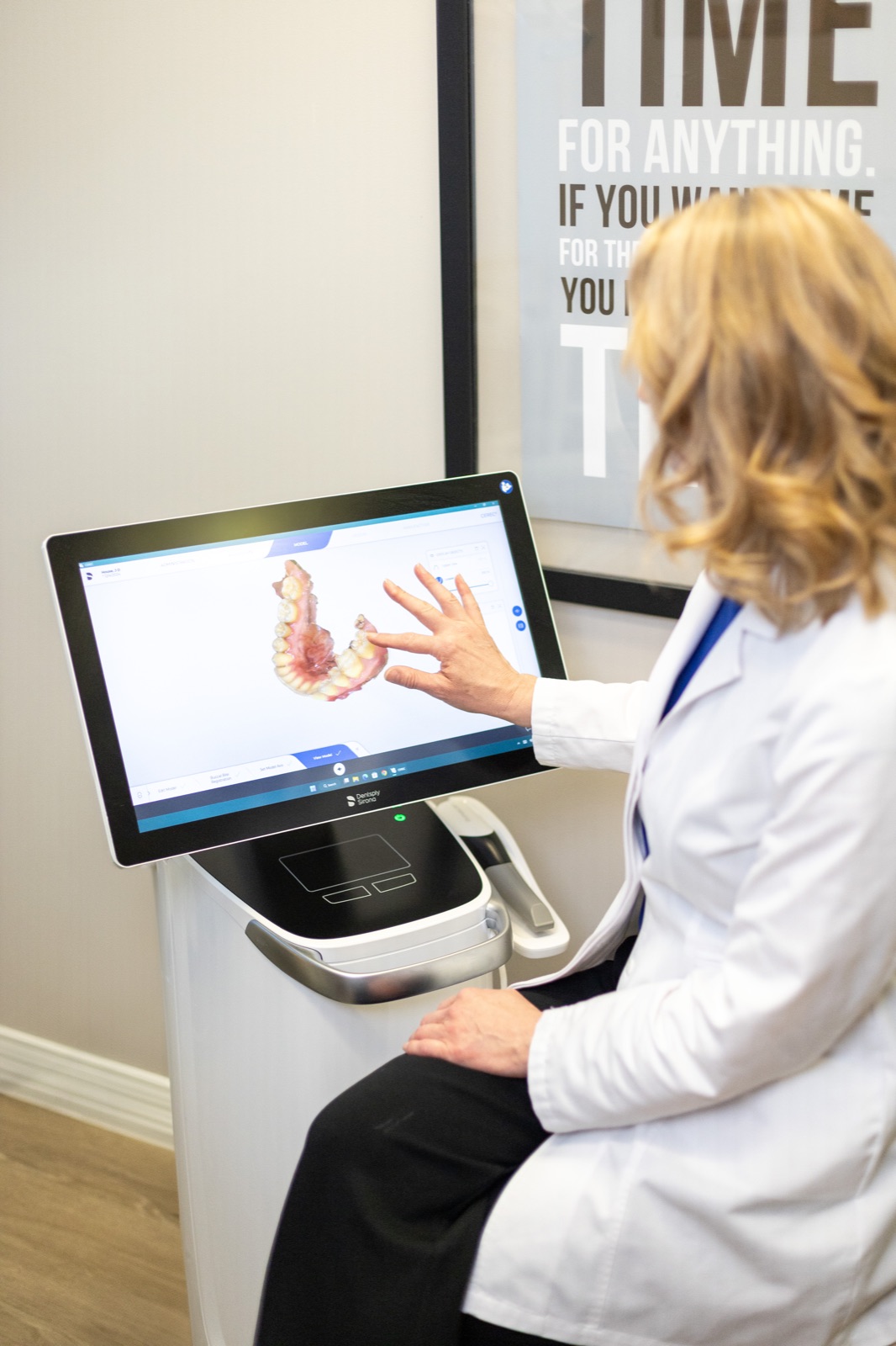 Dr. House reviewing a 3D scan of the jaw joint