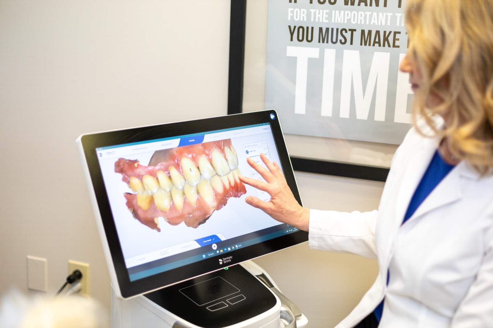 Dr. House walking a patient through their 3D scan and plan
